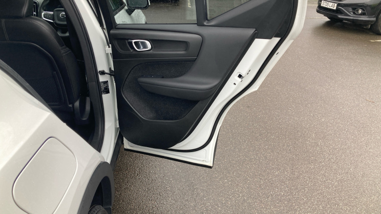 Volvo Xc40 2.0 T4 Momentum Pro 5dr AWD Geartronic Petrol Estate